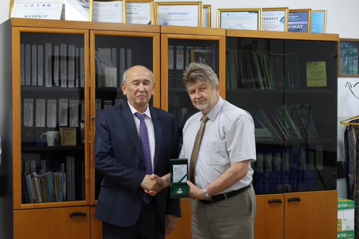 MARKAZ XODIMI «MEHNAT FAXRIYSI» KO‘KRAK NISHONI BILAN TAQDIRLANDI