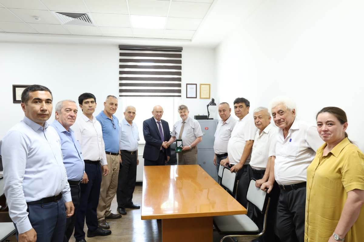 MARKAZ XODIMI «MEHNAT FAXRIYSI» KO‘KRAK NISHONI BILAN TAQDIRLANDI