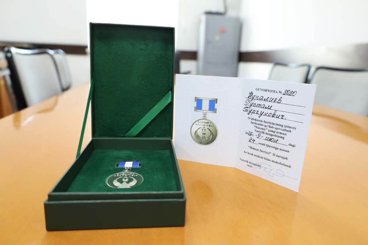 MARKAZ XODIMI «MEHNAT FAXRIYSI» KO‘KRAK NISHONI BILAN TAQDIRLANDI