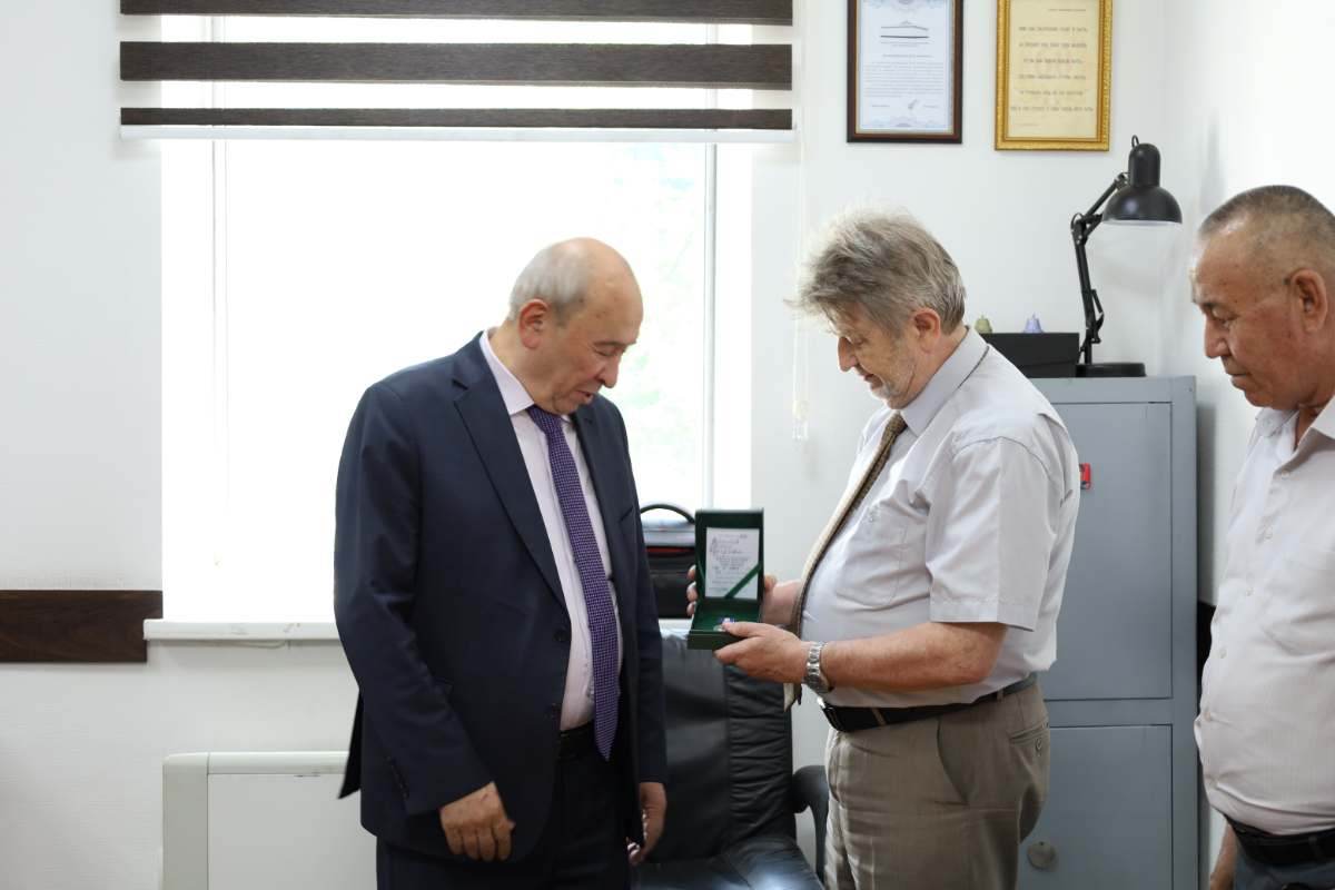 MARKAZ XODIMI «MEHNAT FAXRIYSI» KO‘KRAK NISHONI BILAN TAQDIRLANDI